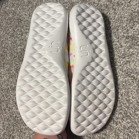 NWT UIN Cubic Butterflies Round Toe Ballet Flats - Picture 3 of 5